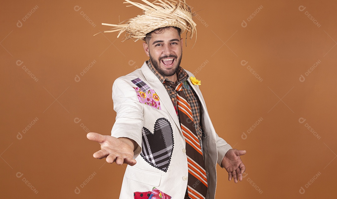 Homem jovem usando roupas típicas de festa junina