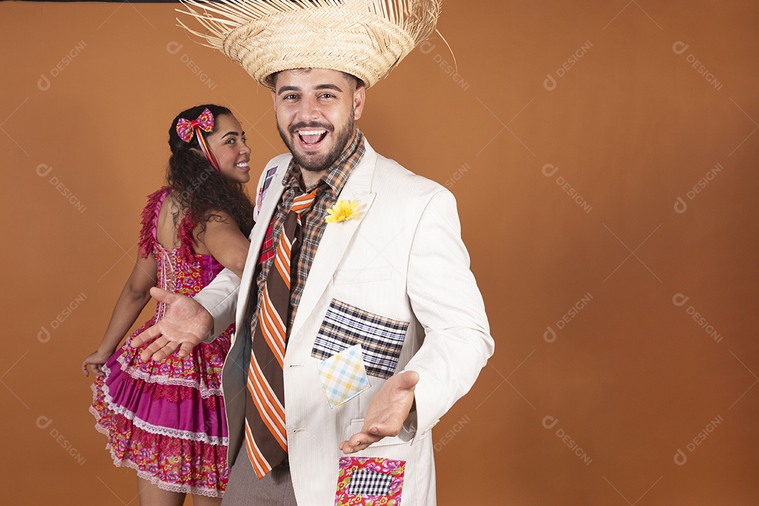Casal jovens usando roupas típicas de festa junina