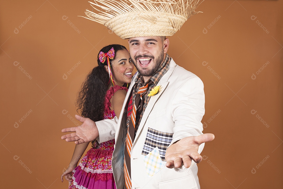 Casal jovens usando roupas típicas de festa junina