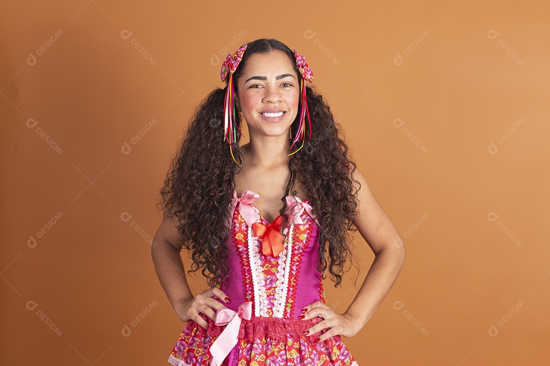 Linda mulher jovem usando roupas típicas de festa junina