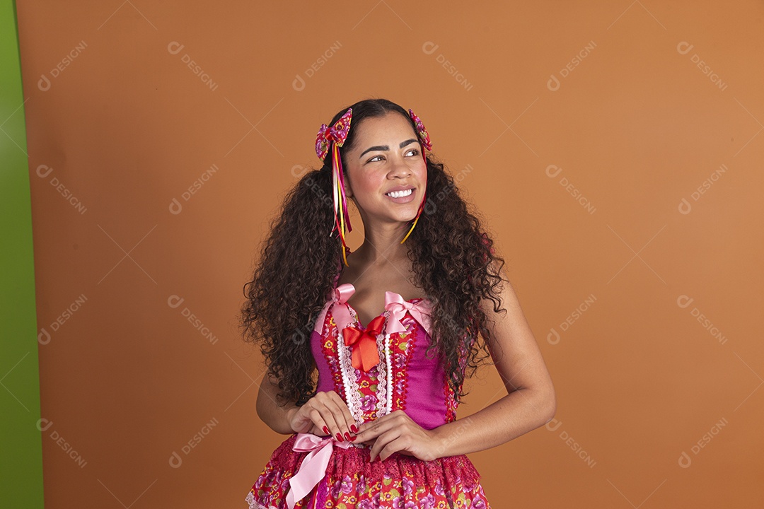 Linda mulher jovem usando roupas típicas de festa junina