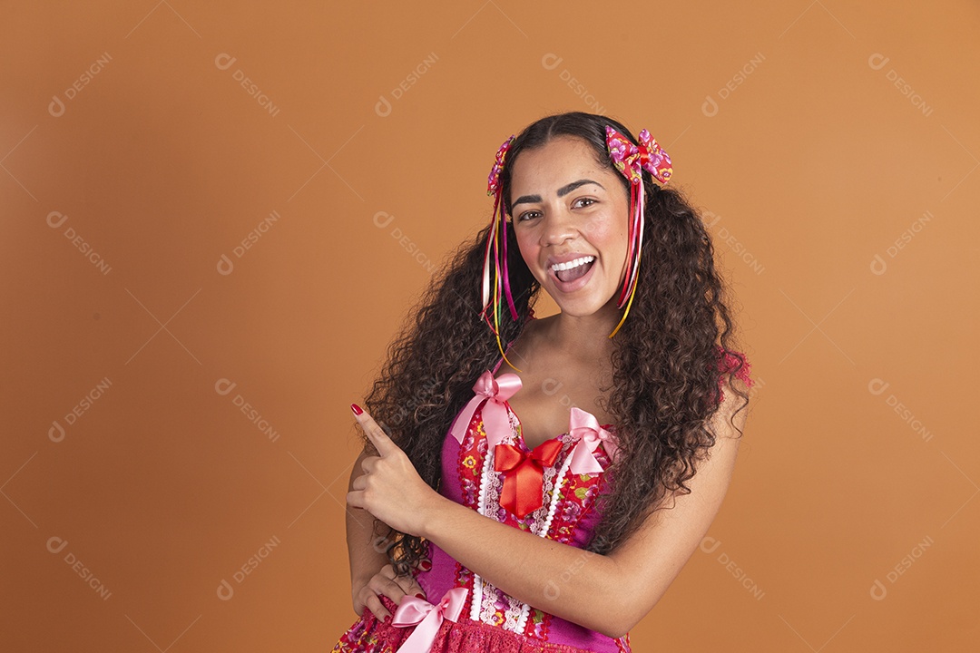 Linda mulher jovem usando roupas típicas de festa junina