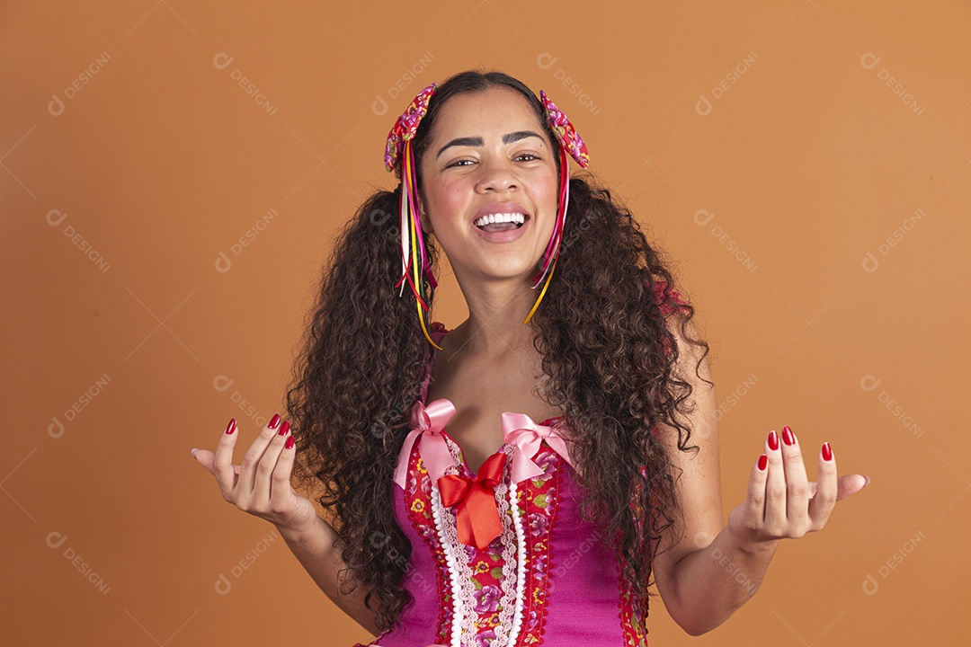 Linda mulher jovem usando roupas típicas de festa junina