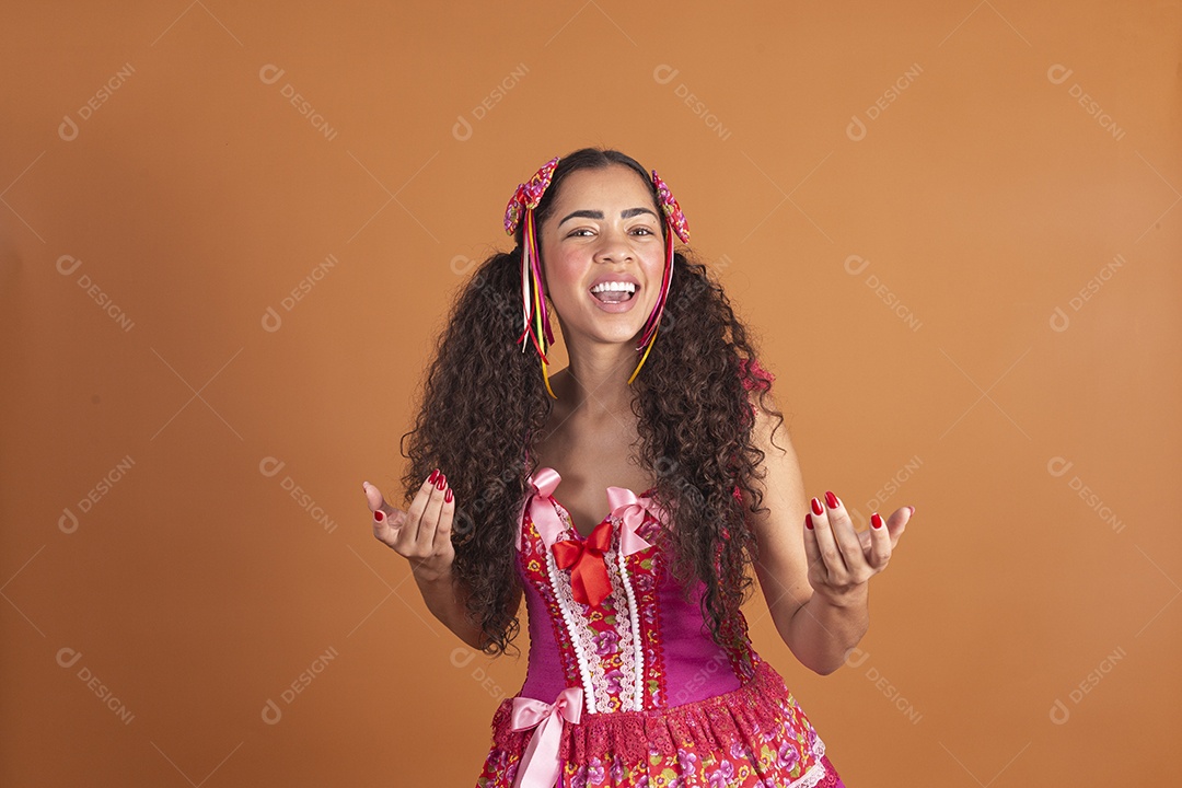 Linda mulher jovem usando roupas típicas de festa junina