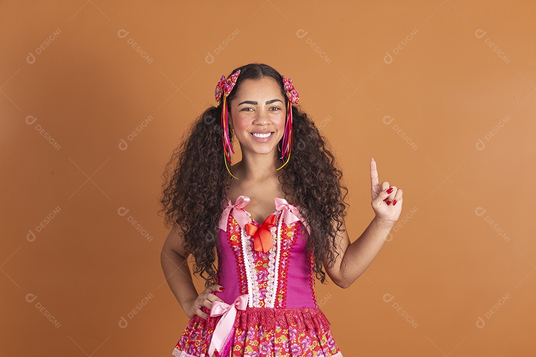 Linda mulher jovem usando roupas típicas de festa junina