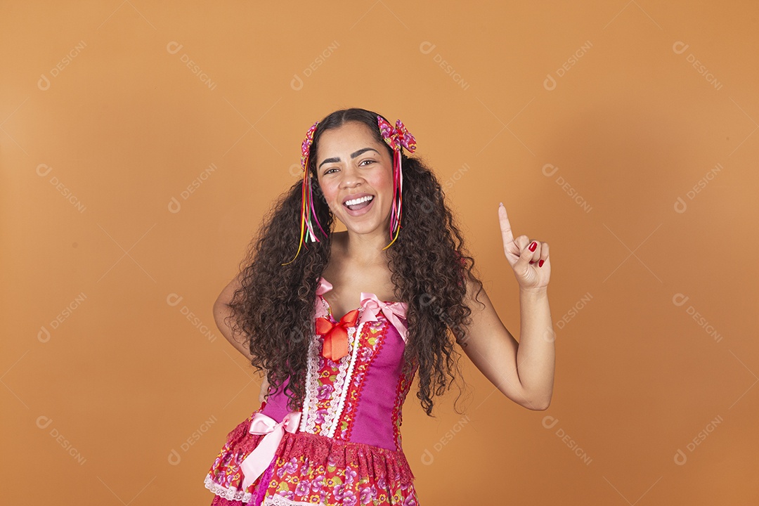 Linda mulher jovem usando roupas típicas de festa junina