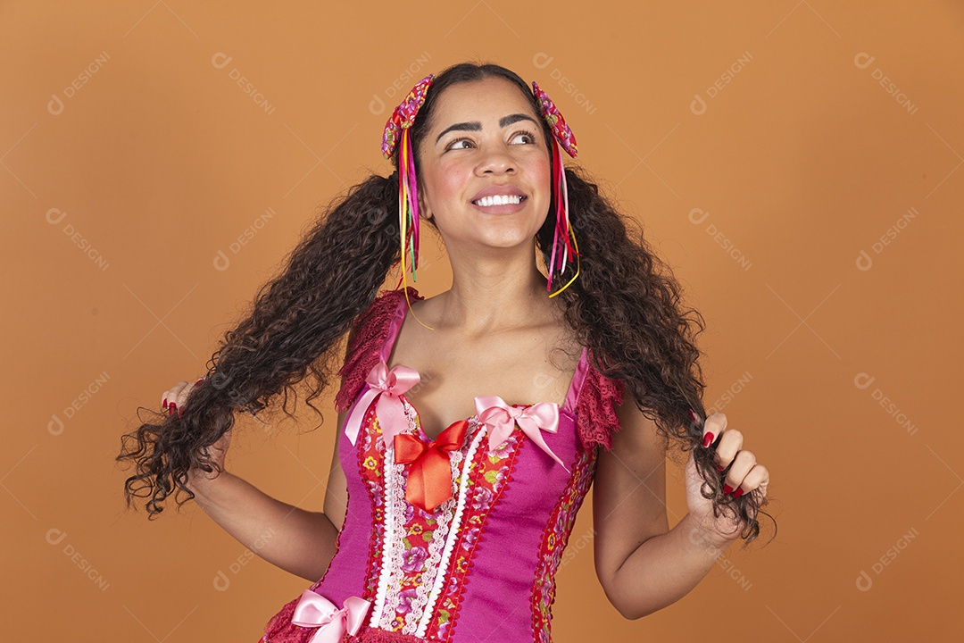 Linda mulher jovem usando roupas típicas de festa junina