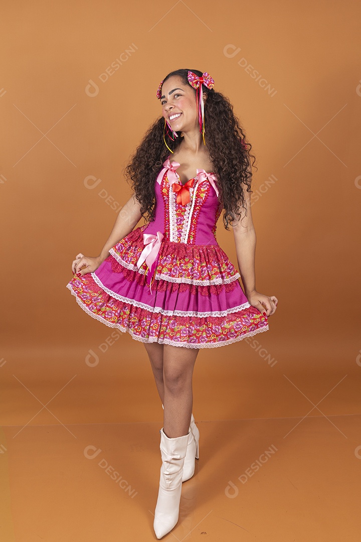 Linda mulher jovem usando roupas típicas de festa junina