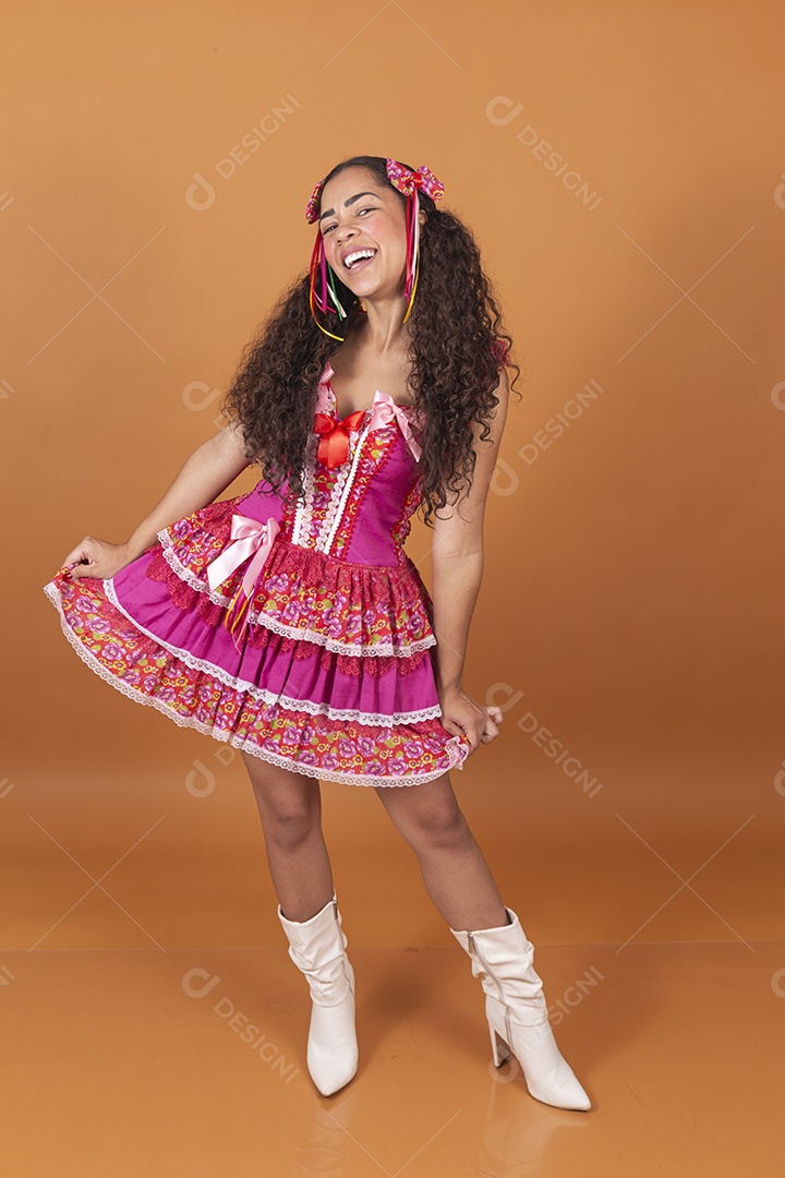 Linda mulher jovem usando roupas típicas de festa junina