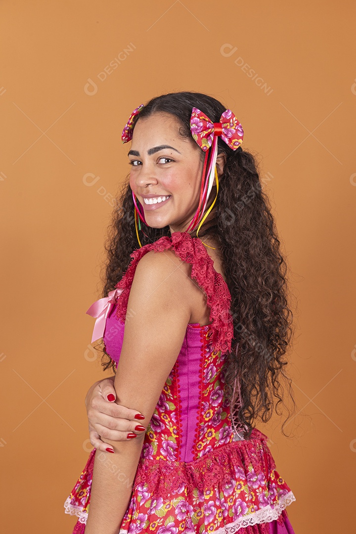 Linda mulher jovem usando roupas típicas de festa junina