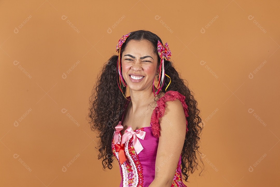 Linda mulher jovem usando roupas típicas de festa junina