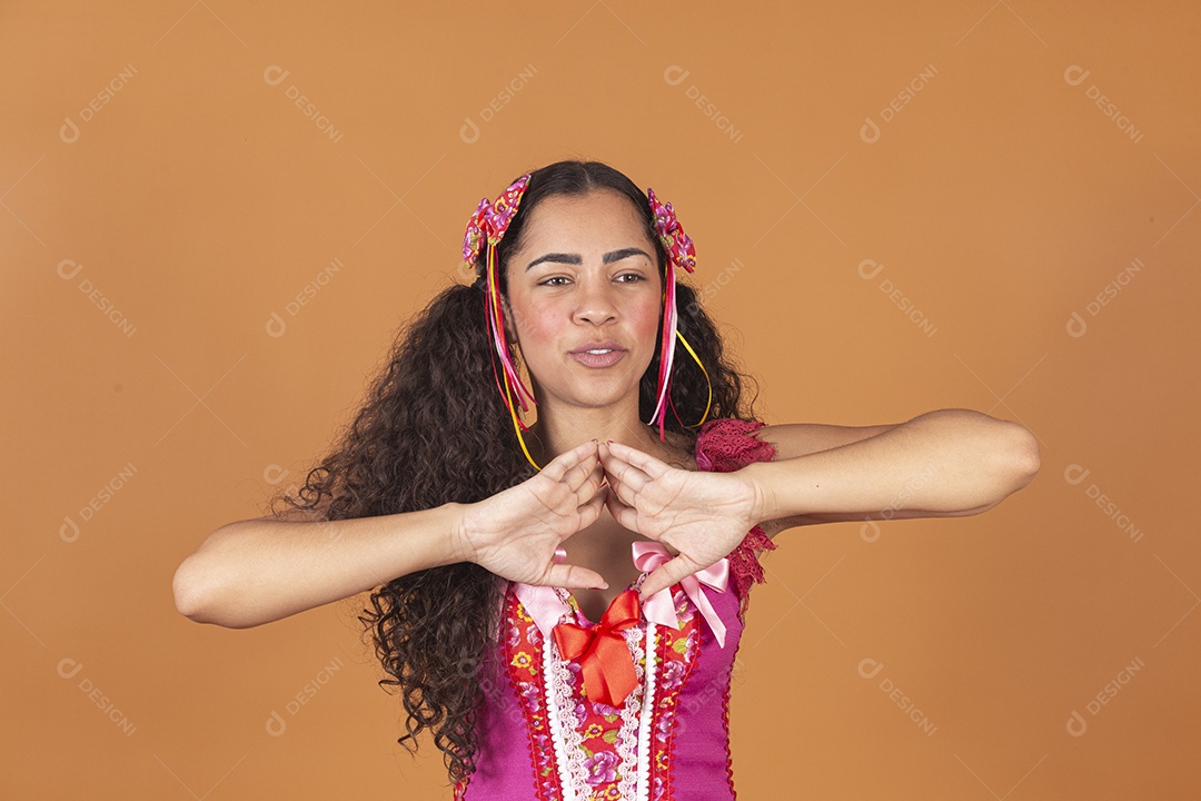 Linda mulher jovem usando roupas típicas de festa junina