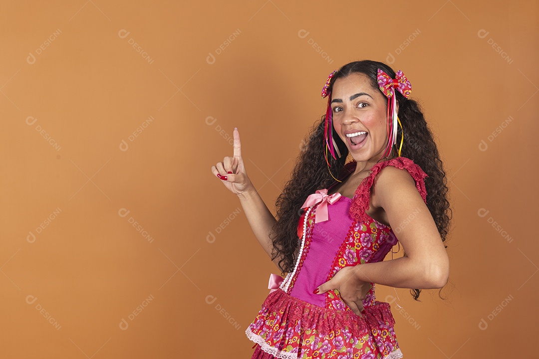 Linda mulher jovem usando roupas típicas de festa junina