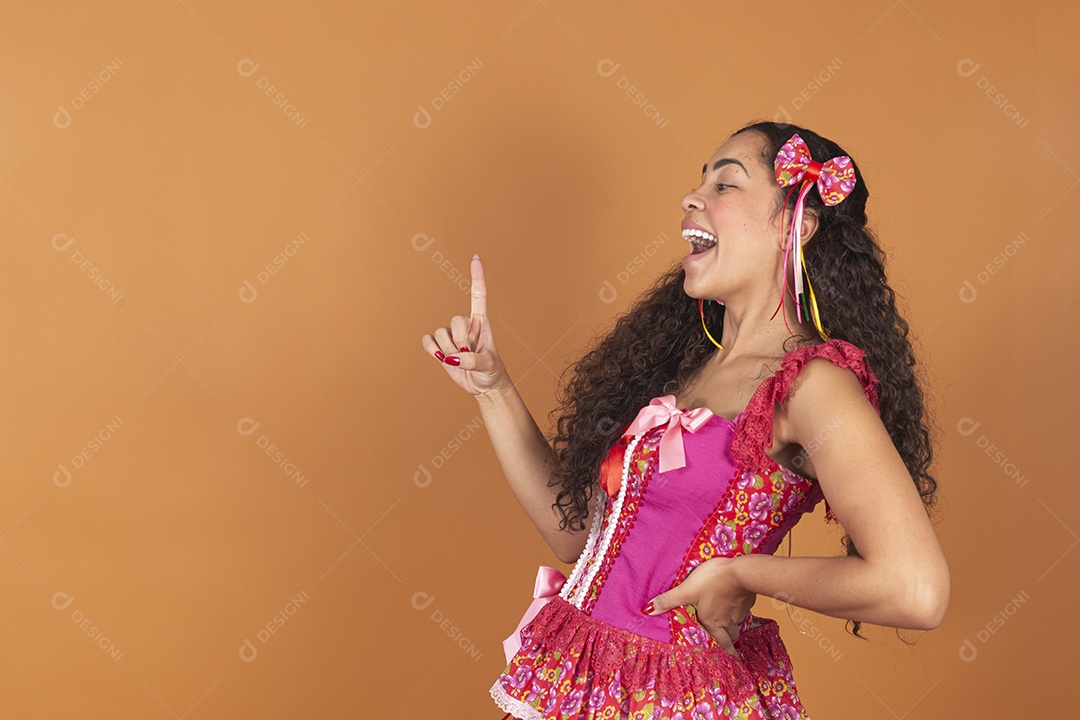 Linda mulher jovem usando roupas típicas de festa junina