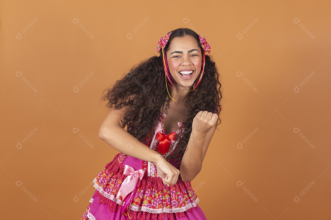 Linda mulher jovem usando roupas típicas de festa junina