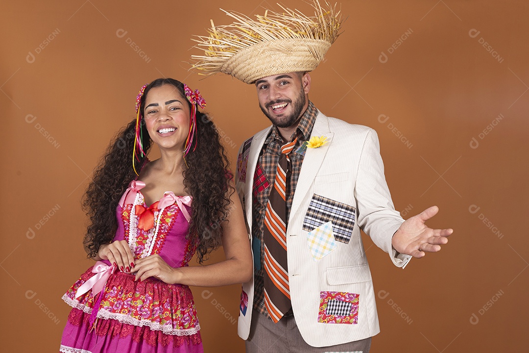 Lindo casal jovens usando roupas típicas de festa junina
