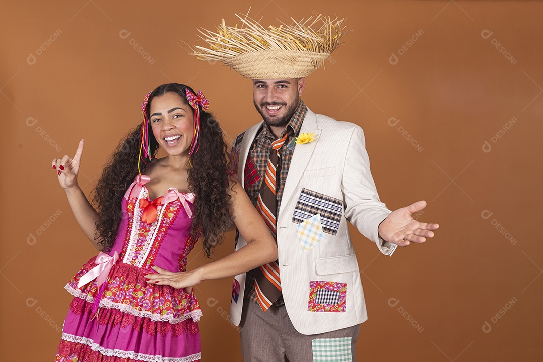 Lindo casal jovens usando roupas típicas de festa junina