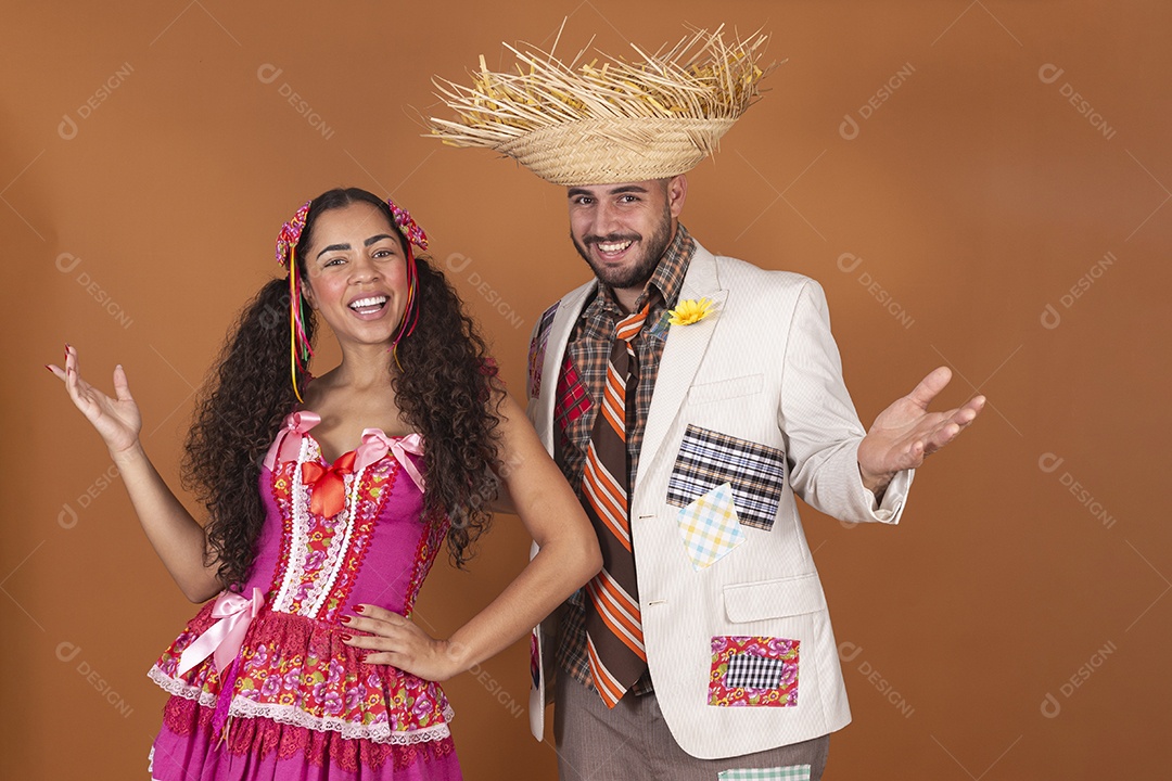 Lindo casal jovens usando roupas típicas de festa junina