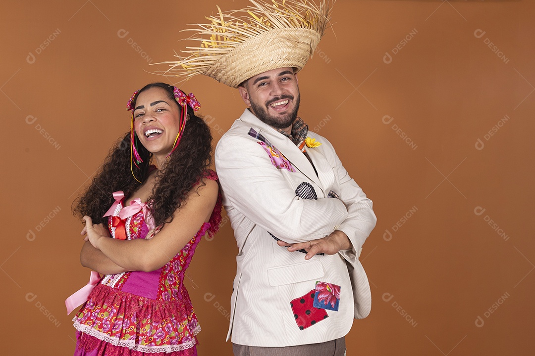 Lindo casal jovens usando roupas típicas de festa junina
