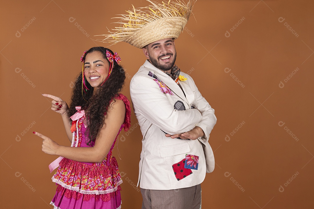 Lindo casal jovens usando roupas típicas de festa junina