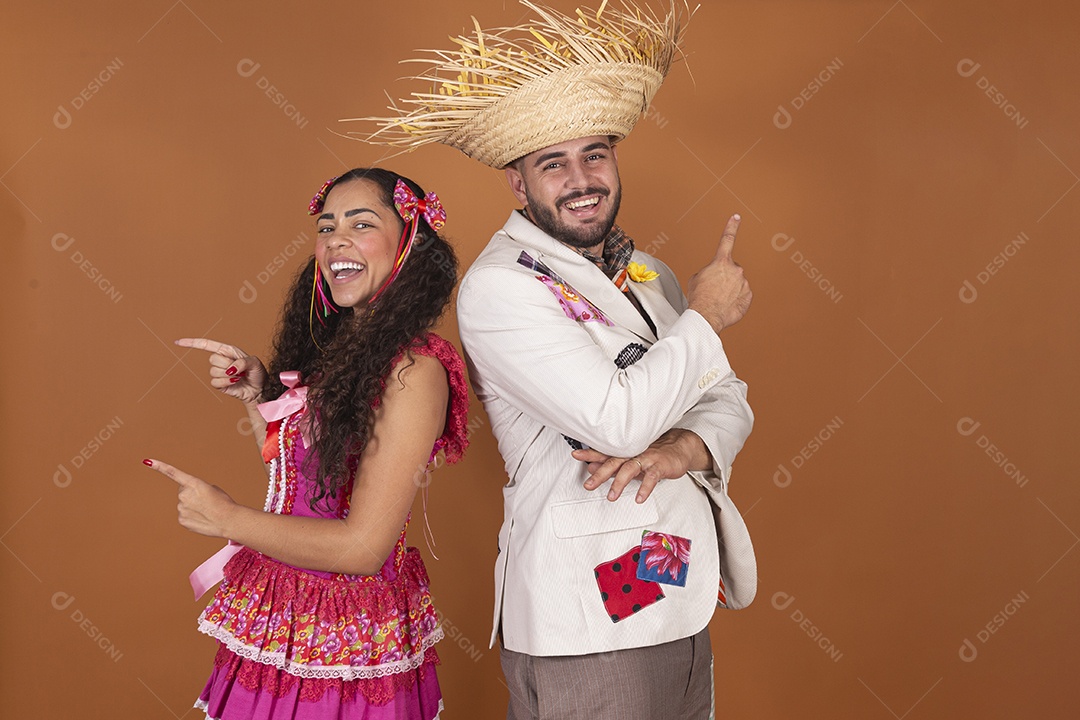Lindo casal jovens usando roupas típicas de festa junina
