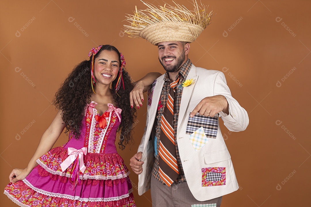 Lindo casal jovens usando roupas típicas de festa junina