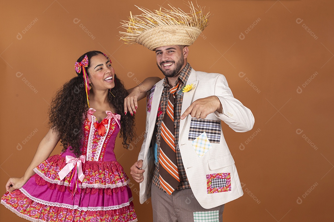 Lindo casal jovens usando roupas típicas de festa junina