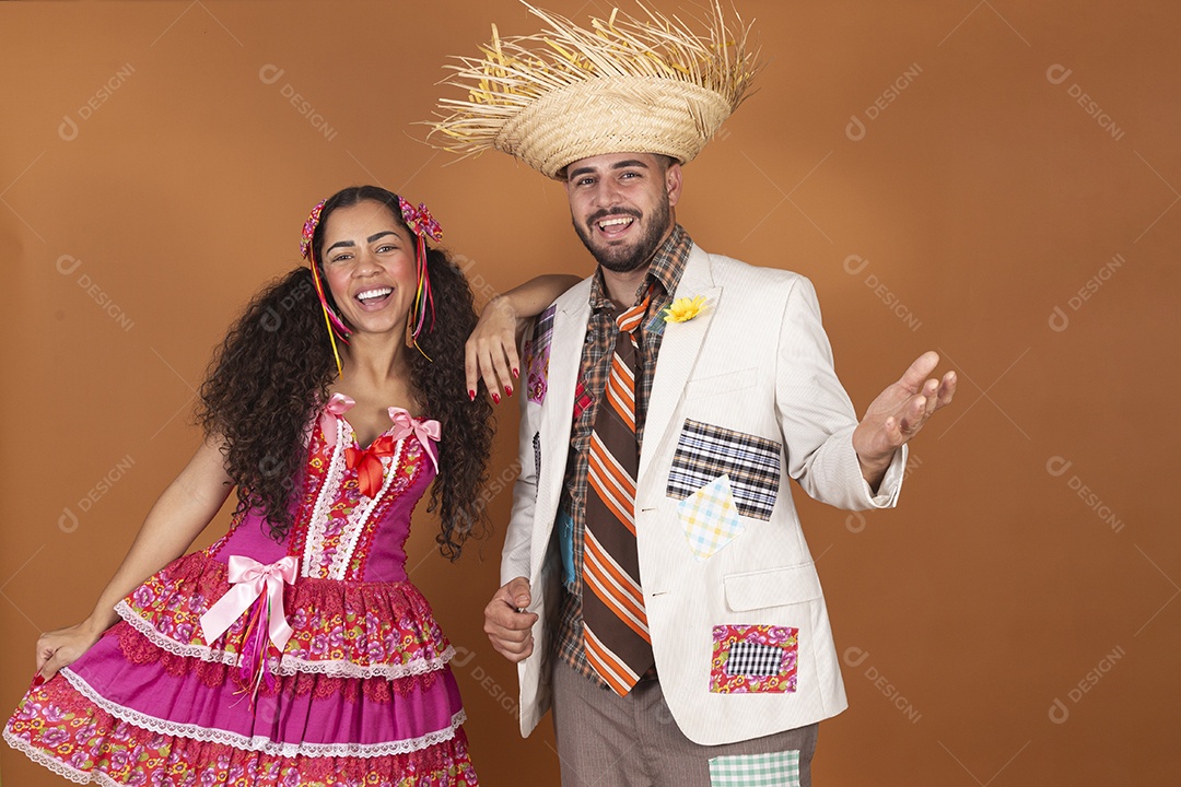 Lindo casal jovens usando roupas típicas de festa junina