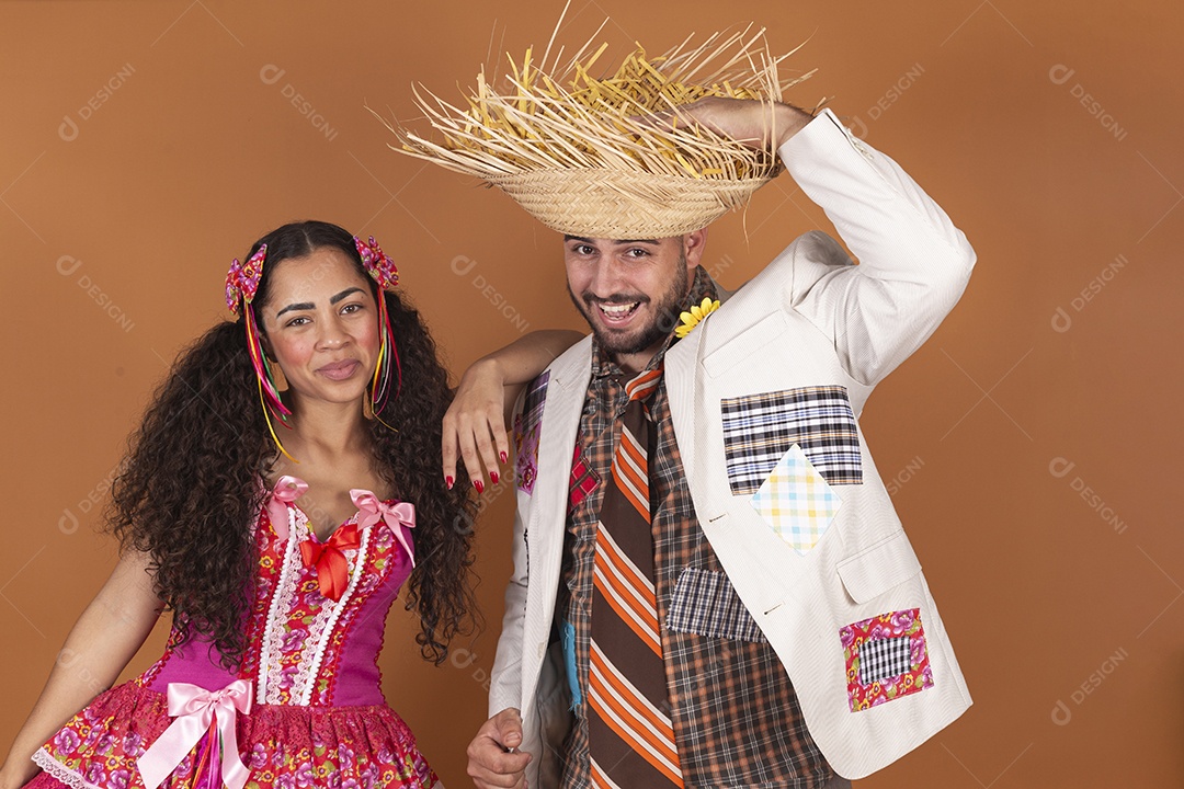 Lindo casal jovens usando roupas típicas de festa junina
