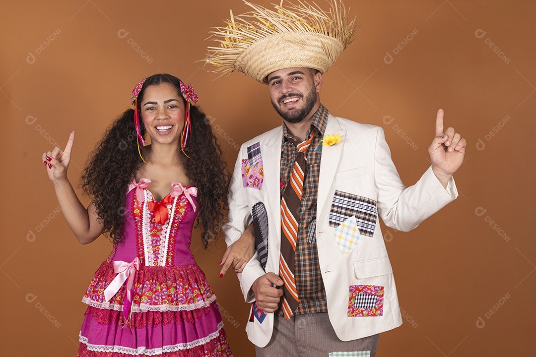 Lindo casal jovens usando roupas típicas de festa junina