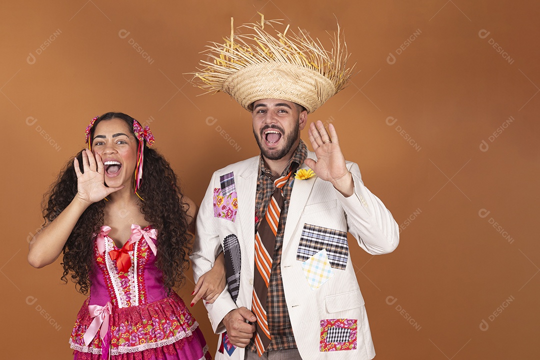 Lindo casal jovens usando roupas típicas de festa junina