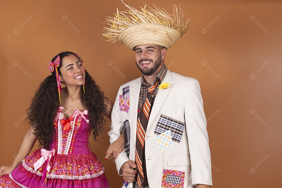 Lindo casal jovens usando roupas típicas de festa junina