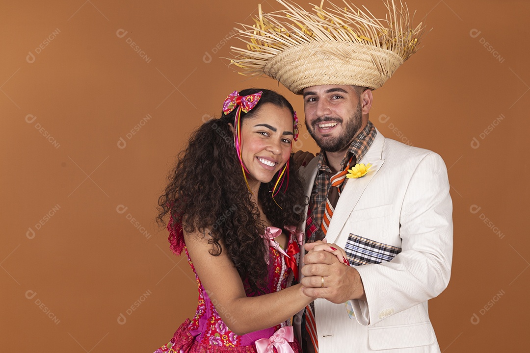 Lindo casal jovens usando roupas típicas de festa junina