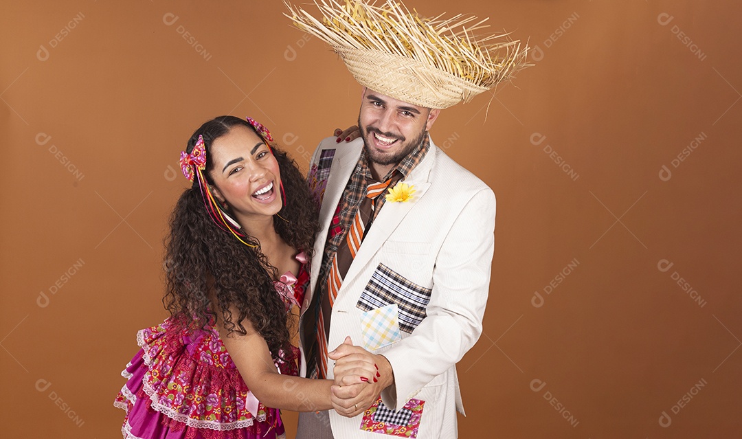 Lindo casal jovens usando roupas típicas de festa junina