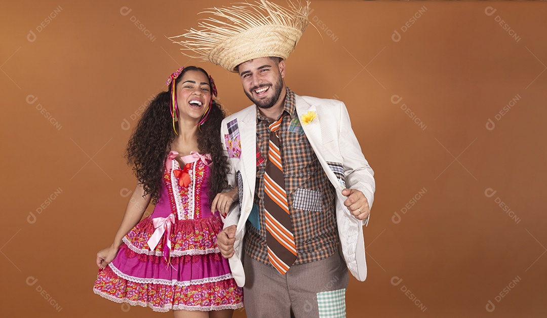 Lindo casal jovens usando roupas típicas de festa junina