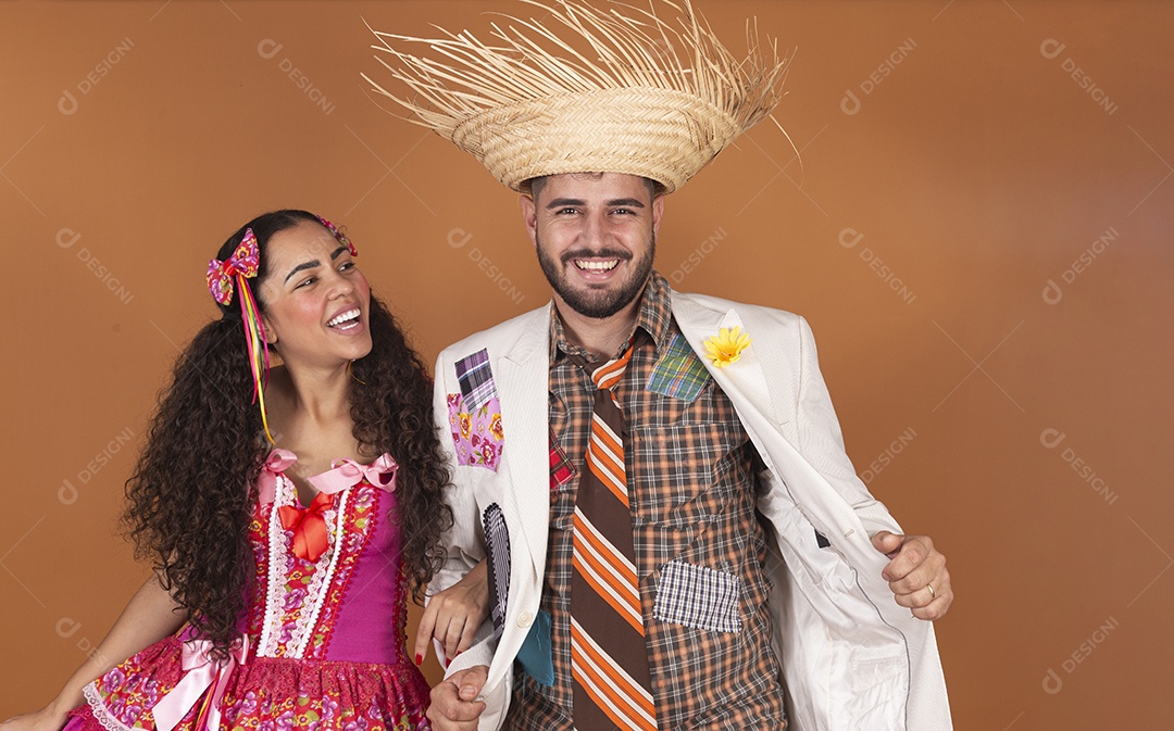 Lindo casal jovens usando roupas típicas de festa junina