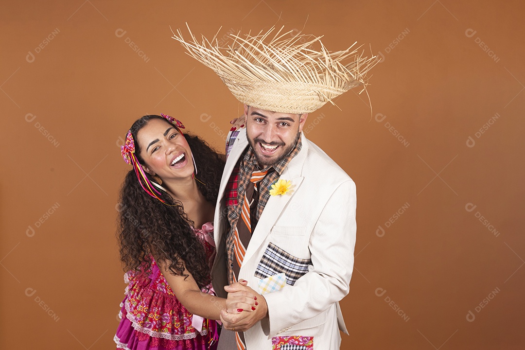Lindo casal jovens usando roupas típicas de festa junina