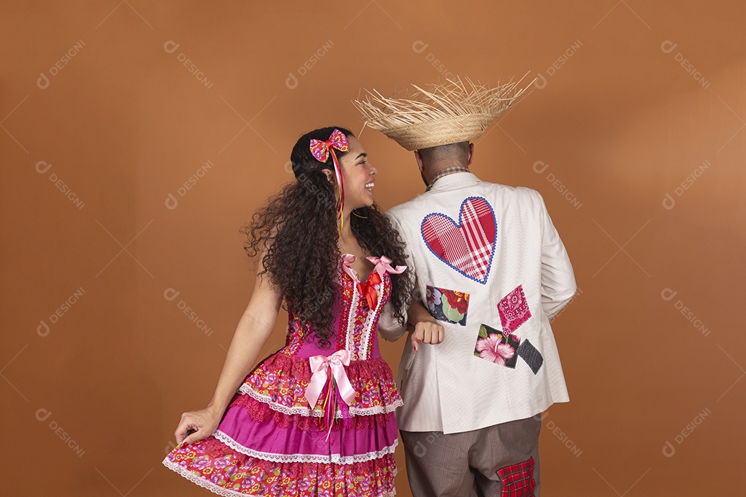 Lindo casal jovens usando roupas típicas de festa junina