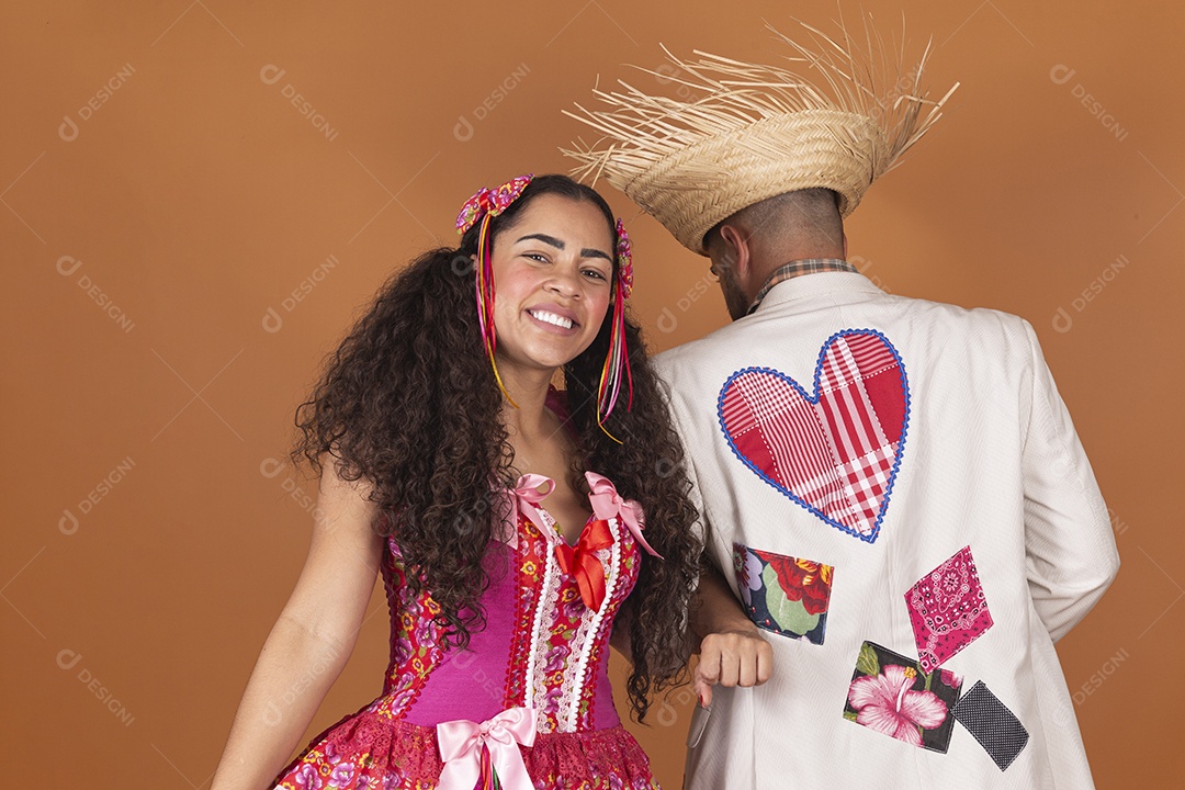 Casal jovens usando roupas típicas de festa junina