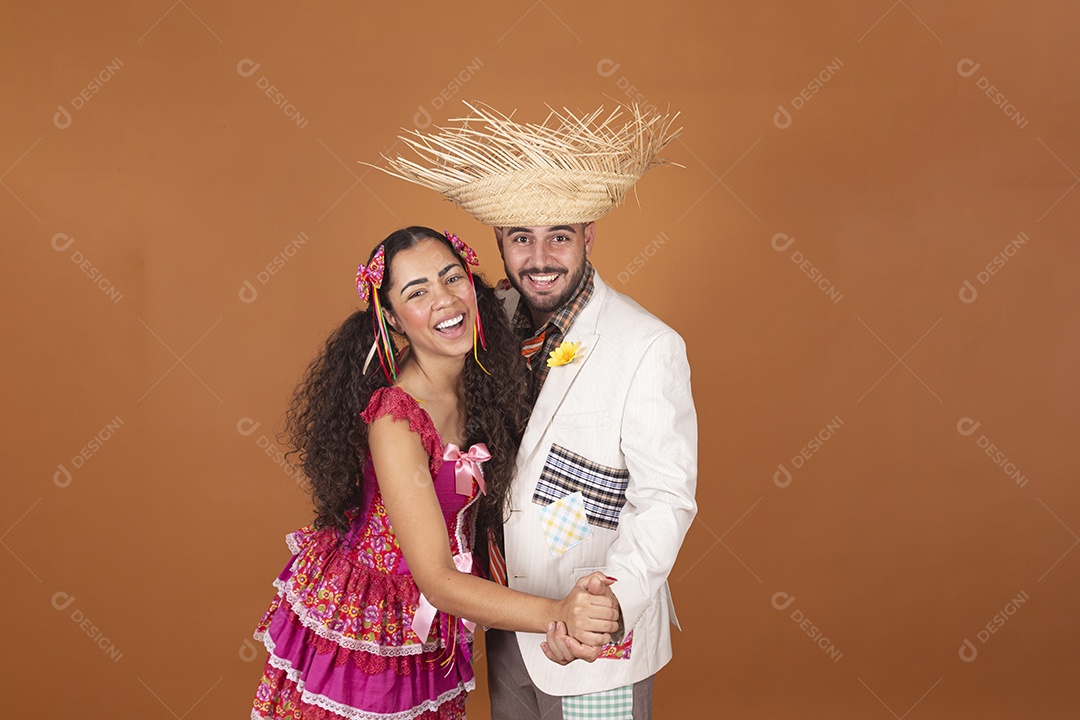 Lindo casal jovens usando roupas típicas de festa junina