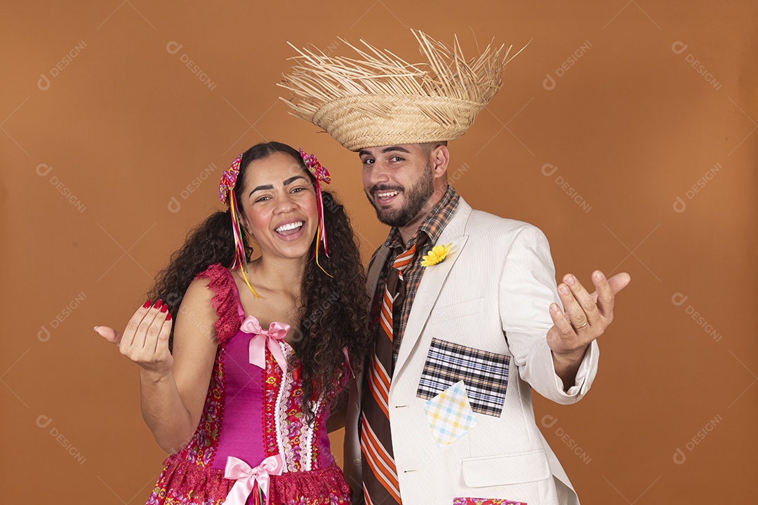 Lindo casal jovens usando roupas típicas de festa junina
