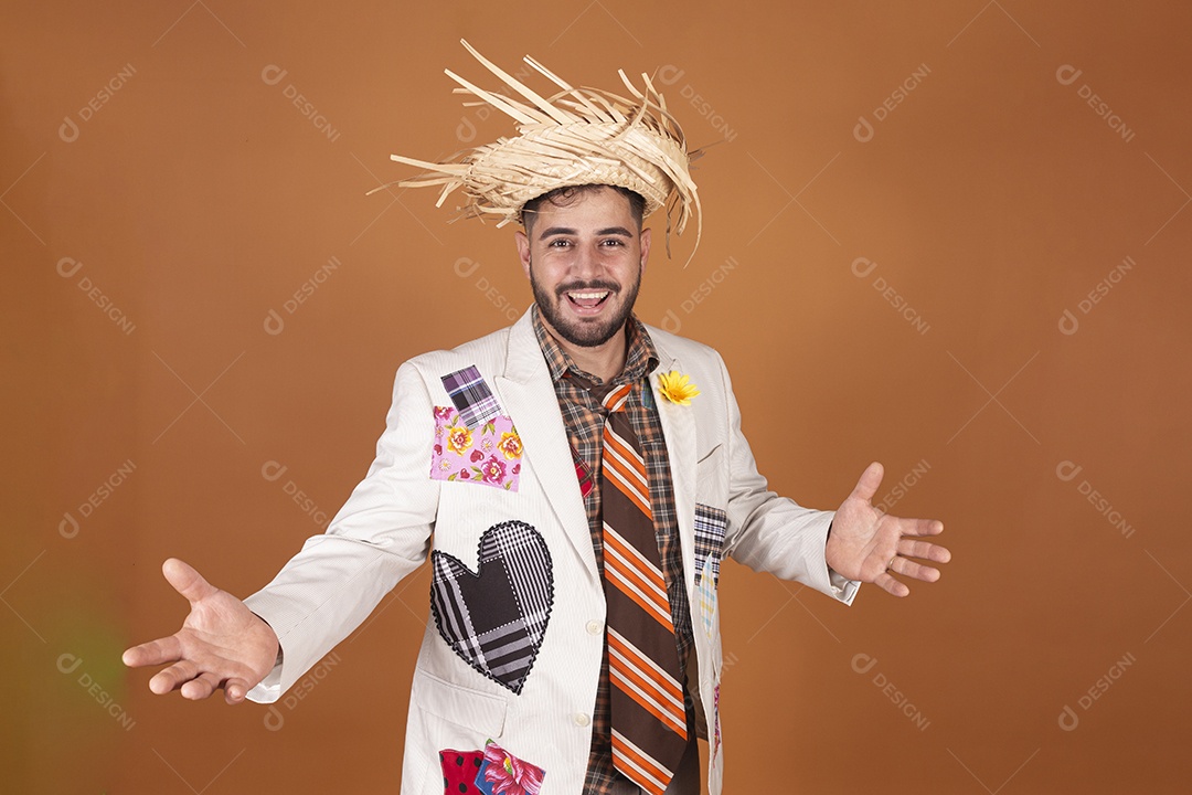 Homem jovem usando roupas típicas de festa junina