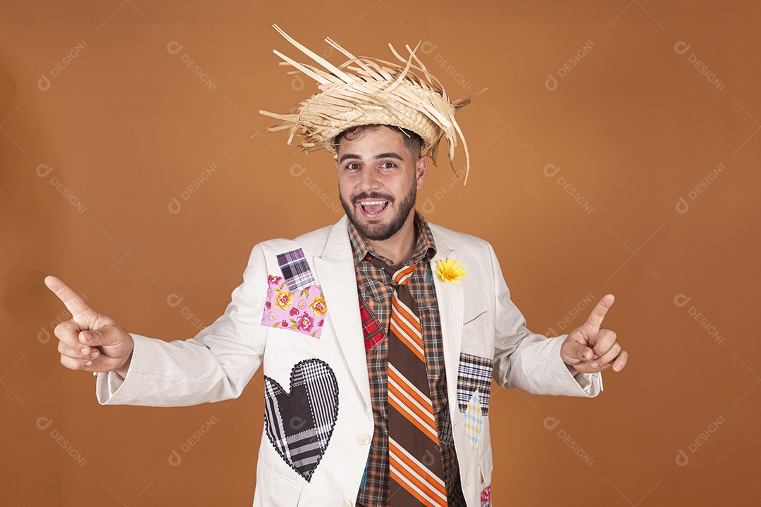 Homem jovem usando roupas típicas de festa junina