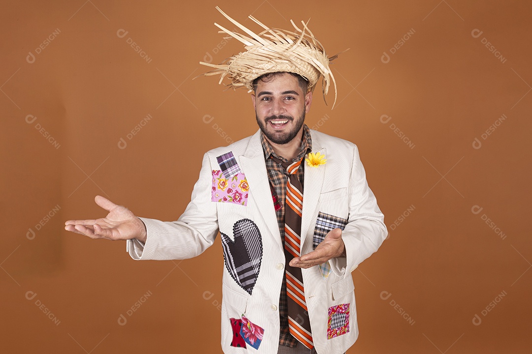 Homem jovem usando roupas típicas de festa junina