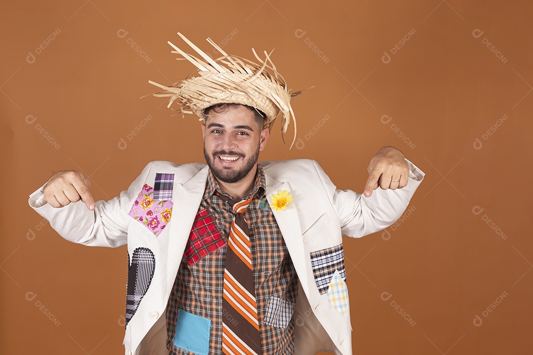 Homem jovem usando roupas típicas de festa junina