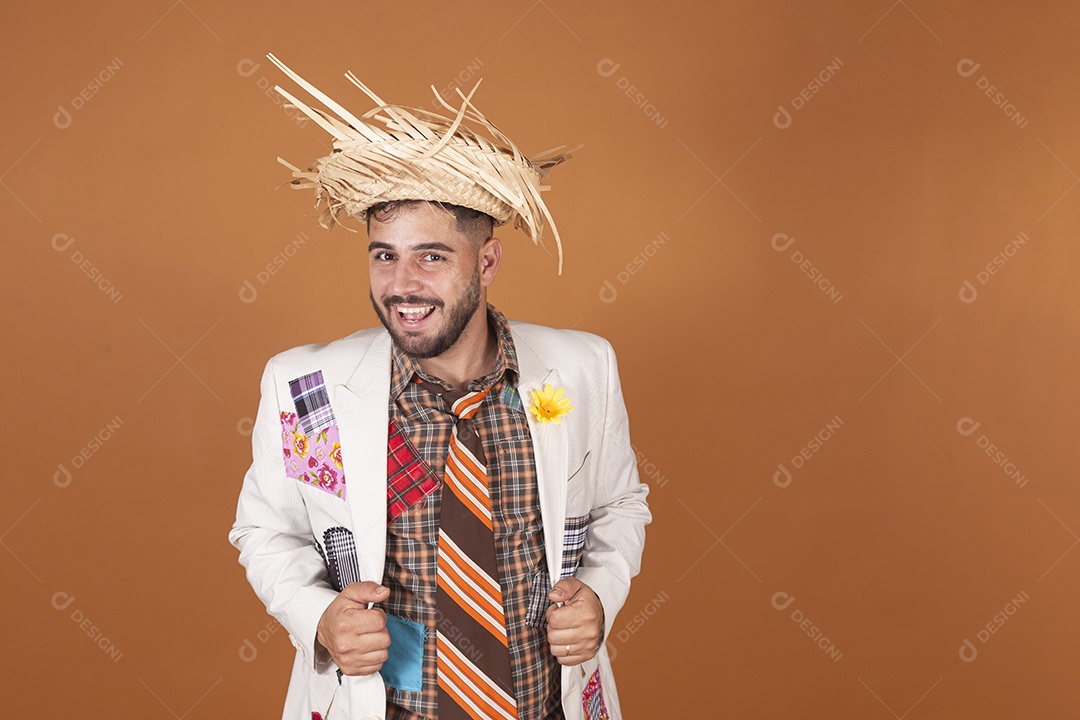 Homem jovem usando roupas típicas de festa junina