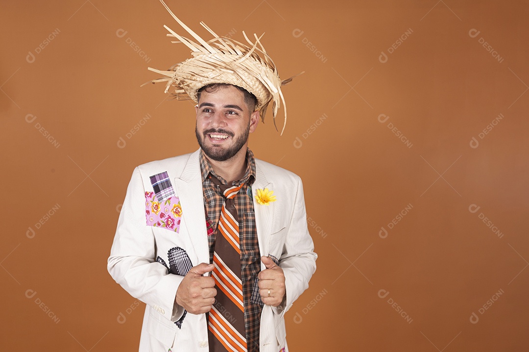 Homem jovem usando roupas típicas de festa junina