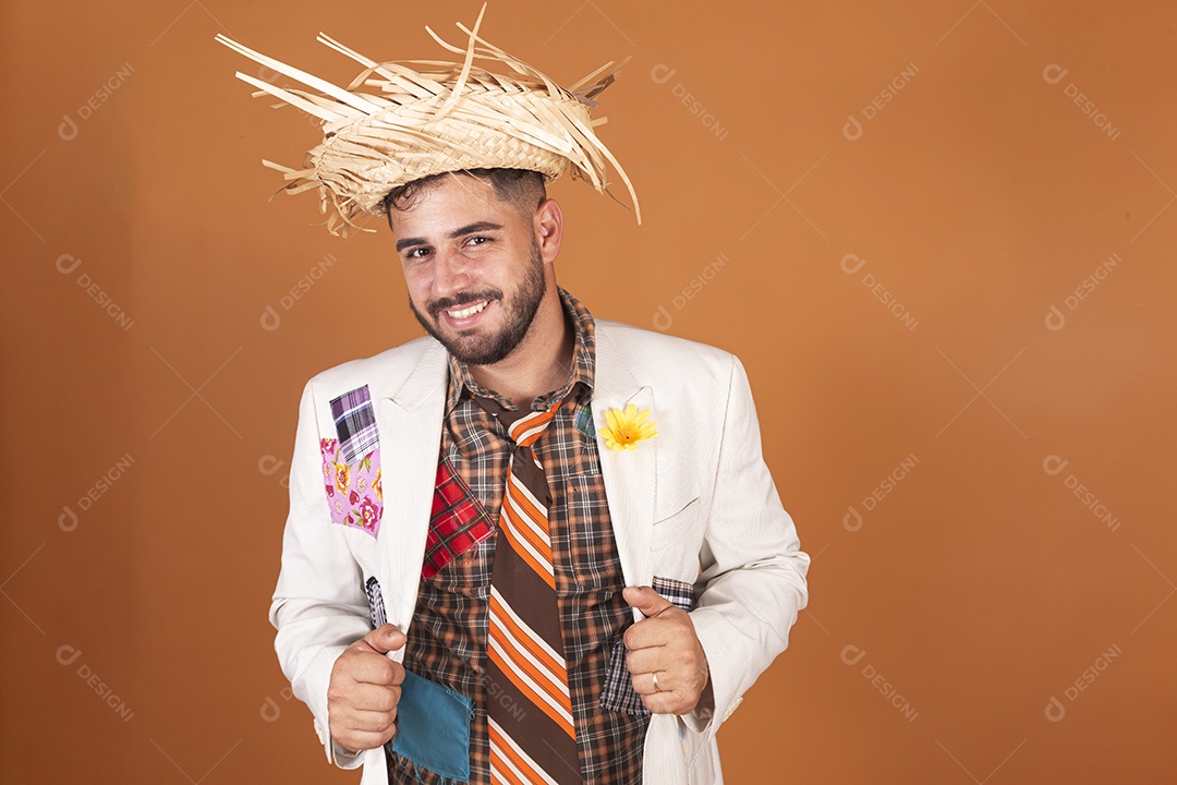 Homem jovem usando roupas típicas de festa junina