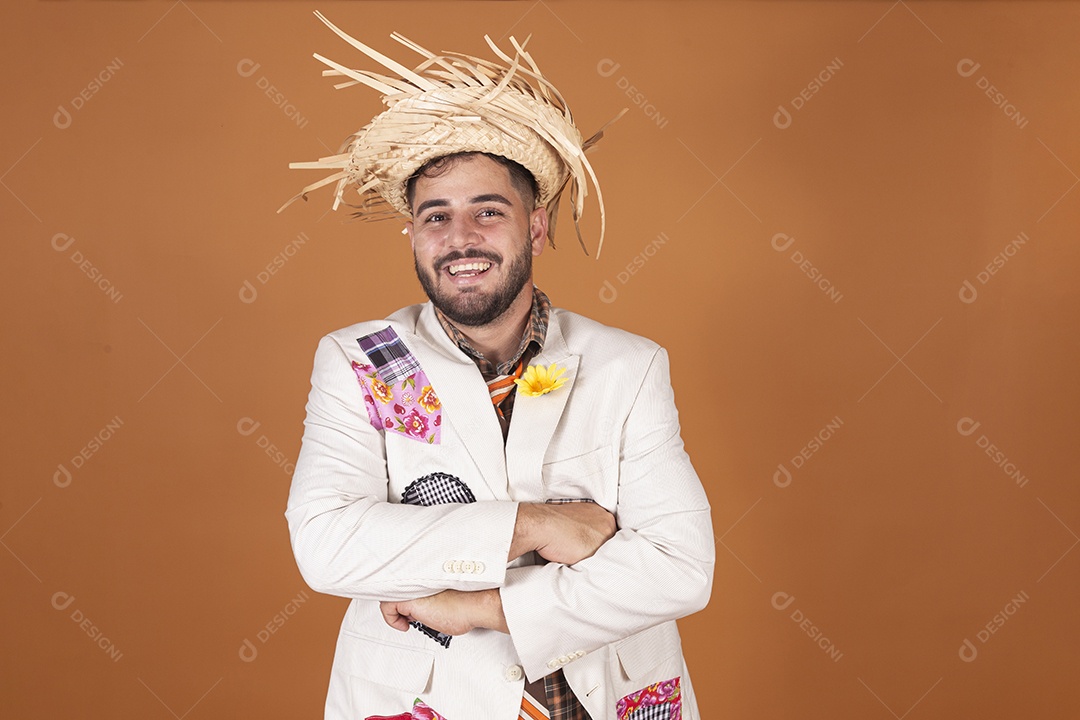 Homem jovem usando roupas típicas de festa junina