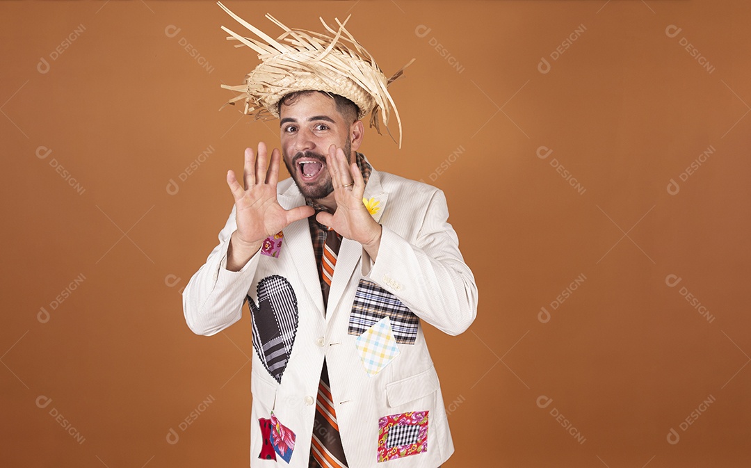 Homem jovem usando roupas típicas de festa junina